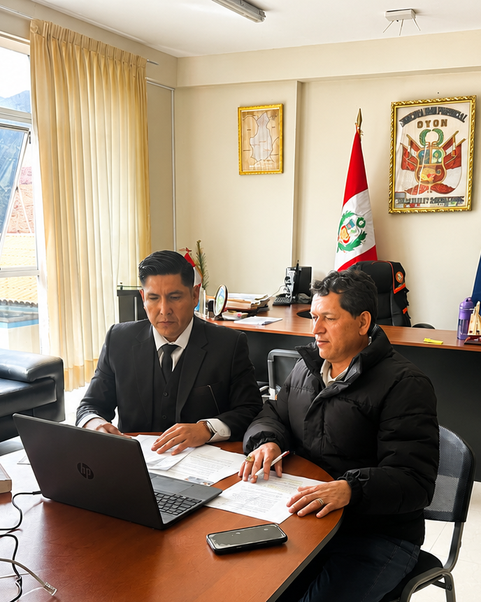 Abogado Roy Mendoza brindando asesoría jurídica a un cliente